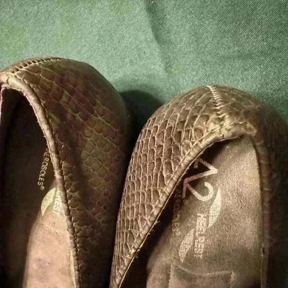 Preowned Aerosoles with a big buckle on top. Womens size 9.5. - Picture 13 of 15